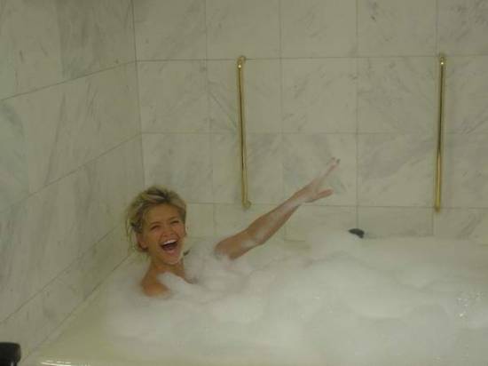Голая Candice Dare в ванне с пеной у камина