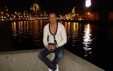 начал налетать на всех более или менее свободных и симпатичных – Антоха Гусев