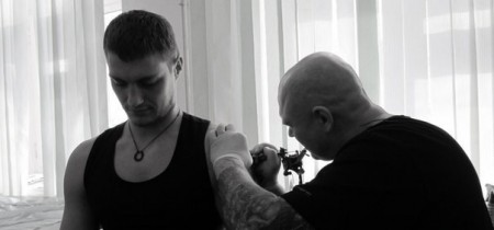 Александр Задойнов сделал татуировку в собственном тату-салоне!