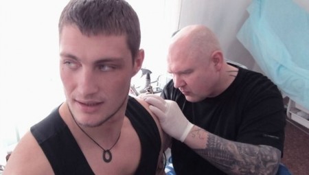 Александр Задойнов сделал татуировку в собственном тату-салоне!