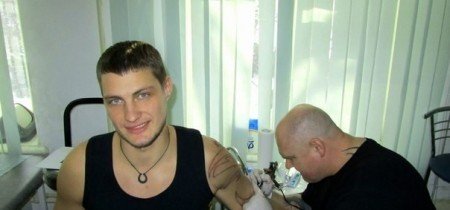 Александр Задойнов сделал татуировку в собственном тату-салоне!