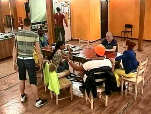 Еще одна «черная вдова» проекта, но теперь в брюках