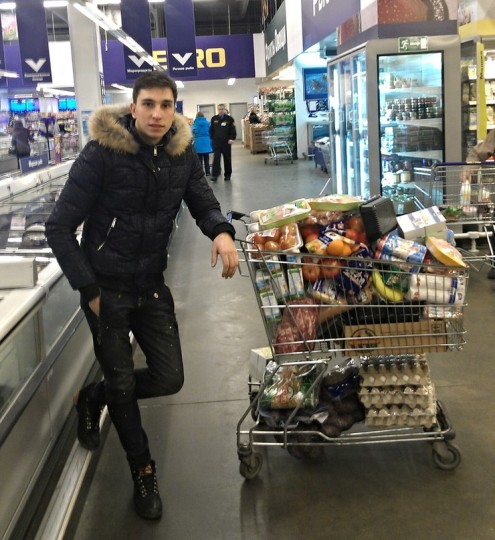 Александр Филимоненко. Мечта сбылась. Закупаю продукты для поляны)