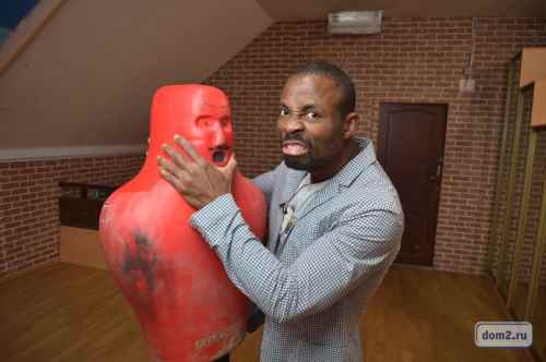 Разбилось хрупкое сердце о кубики черного пресса. 