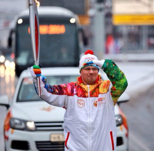 Гарик Харламов принял эстафету Олимпийского огня в Курске.