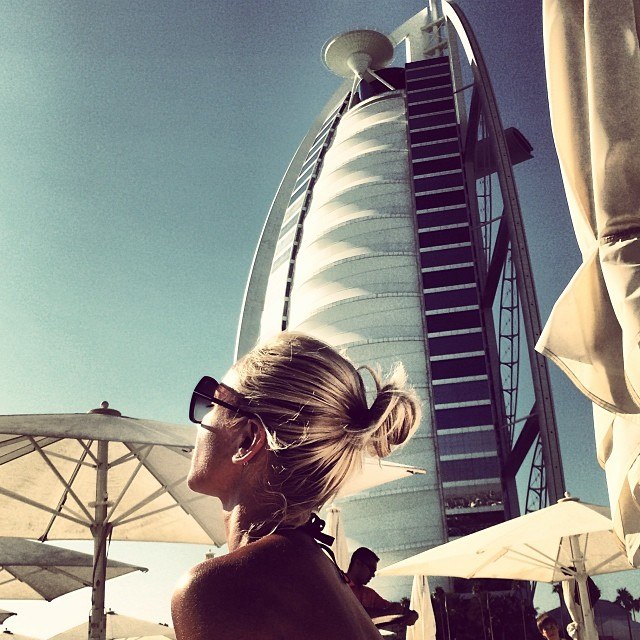 Маша в дубае. Блондинка в Дубае. Дубай девушки. Блондинка в Дубае со спины. Фотосессия в Дубае со спины.