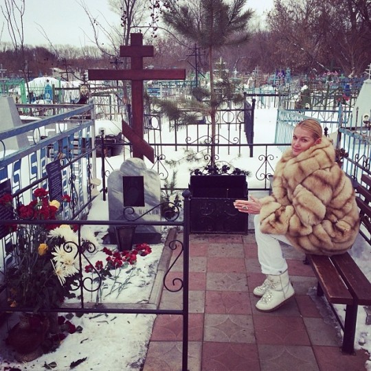 Анастасия Волочкова сфотографировалась на кладбище.