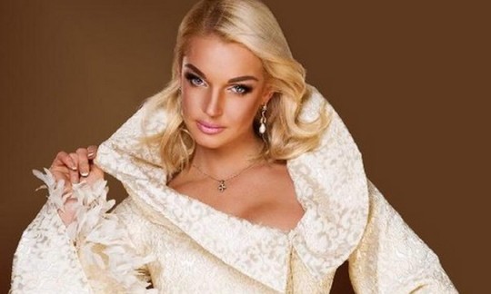 Анастасия Волочкова одела дочь в угги.