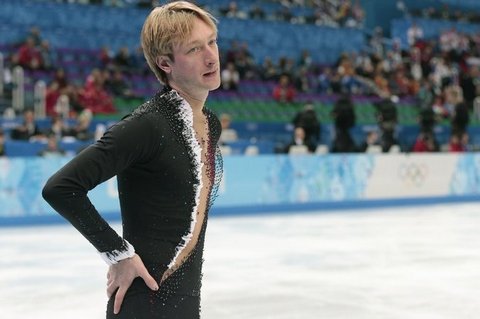 Евгений Плющенко встал на ноги после операции.