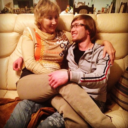 Супруга Прохора Шаляпина любит сидеть на чужих коленях. Супруга Прохора Шаляпина любит сидеть на чужих коленях.