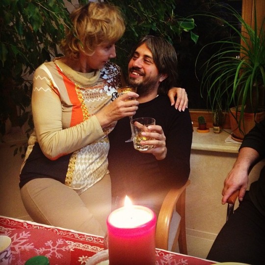 Супруга Прохора Шаляпина любит сидеть на чужих коленях. Супруга Прохора Шаляпина любит сидеть на чужих коленях.