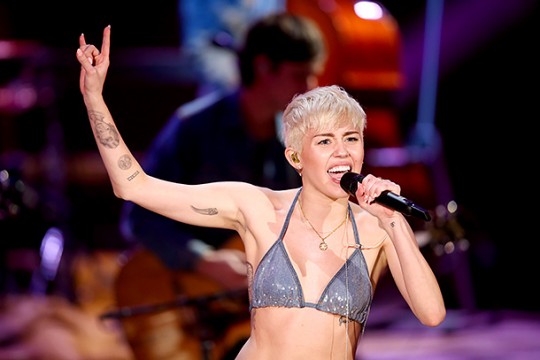 Майли Сайрус выступила в нижнем белье.