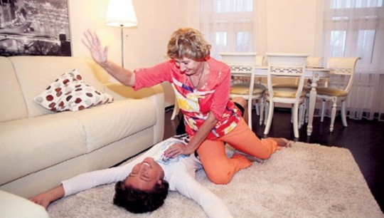 Супруга Прохора Шаляпина любит сидеть на чужих коленях. Супруга Прохора Шаляпина любит сидеть на чужих коленях.