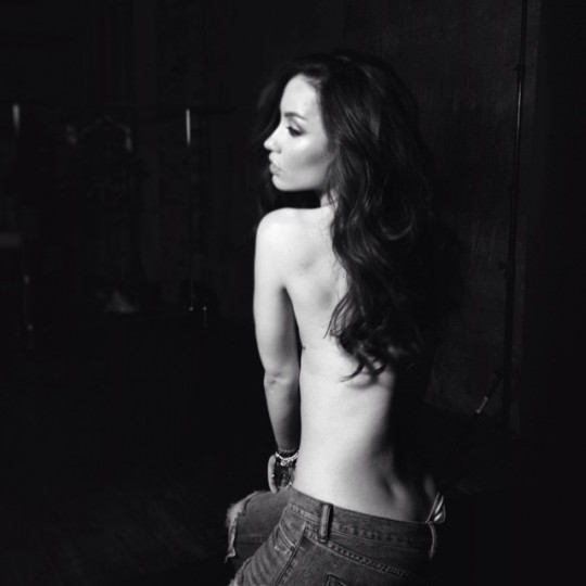 Виктория Дайнеко снялась топлесс. Виктория Дайнеко снялась топлесс.