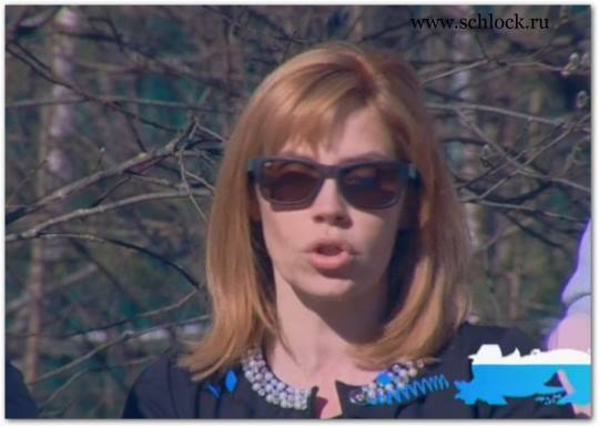 Алиана ноет. А мама с помощью не торопится