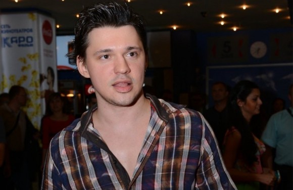 Жена вокалиста группы «Корни» благополучно покинула роддом Жена вокалиста группы «Корни» благополучно покинула роддом