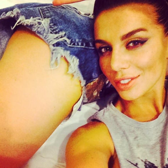 Анна Седокова выложила откровенные фото со стриптизершей