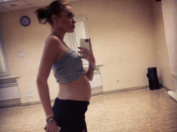 Свой бюст показала беременная Слава, солистка группы «НеАнгелы»