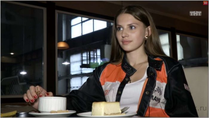 Что за учительница на доме 2?