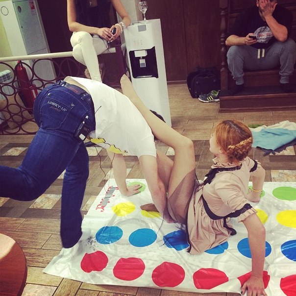 Чем жители поляны занимаются по вечерам? Чем жители поляны занимаются по вечерам?