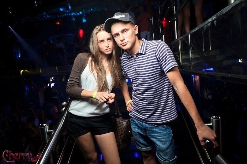 Настя Киушкина в клубе с фанатами