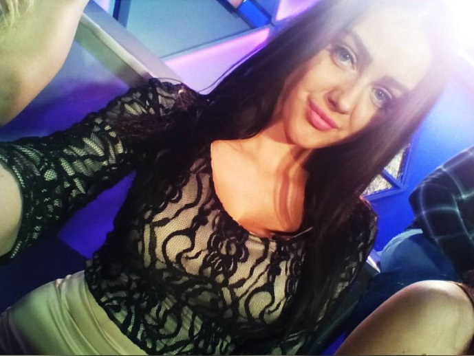 Пришла в паре, сидит одна