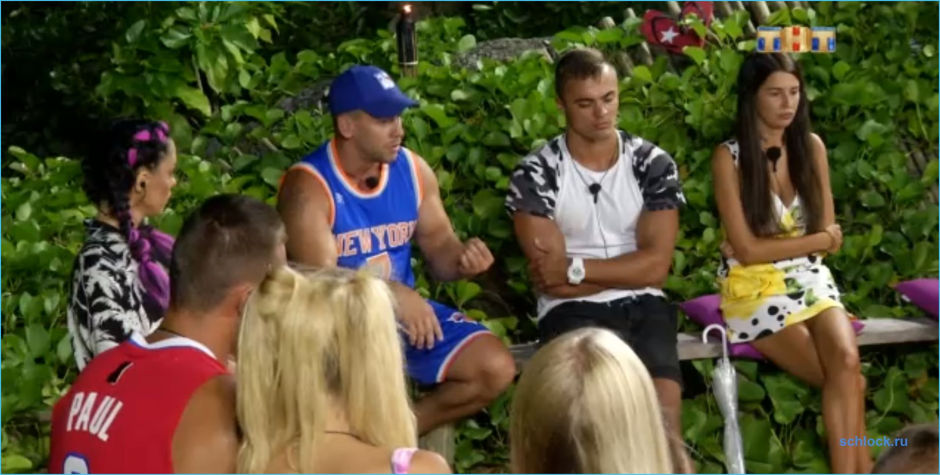 Чем больше народу, тем меньше толку на острове?