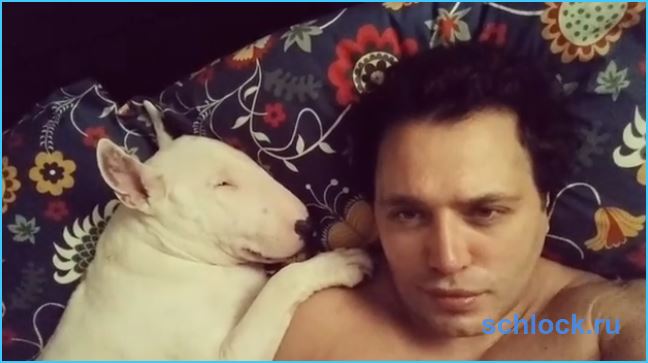 Рустам Калганов спит со своей собакой!
