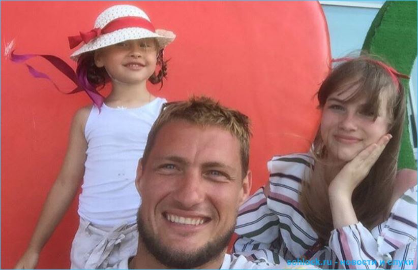 Александр Задойнов проводит лето с дочерьми Сашей и Настей