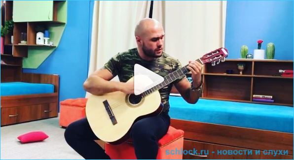 Родион Толочкин поёт в мужской спальне