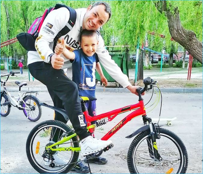 Александр Гобозов поздравил сына с днем рождения и подарил велосипед