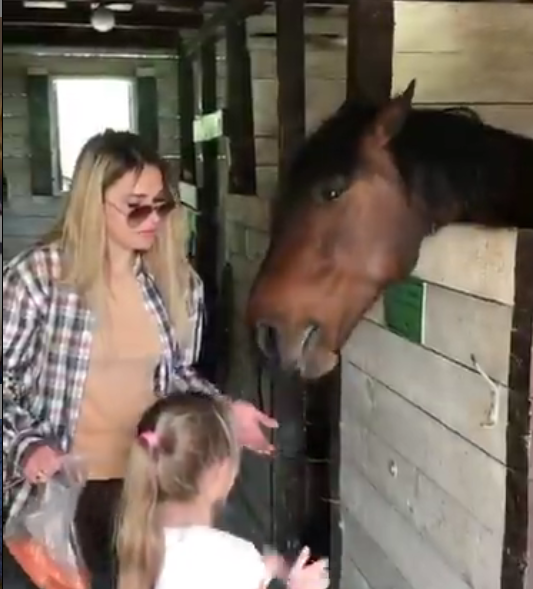 Элина Камирен на майские каникулы отправила дочь к Задойновым