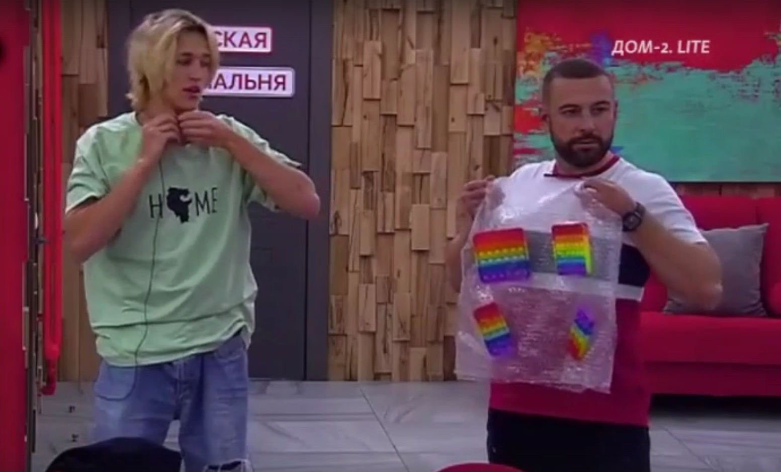 Адеев и Малмыгин подарили Кристине Лясковец антистрессовую жилетку
