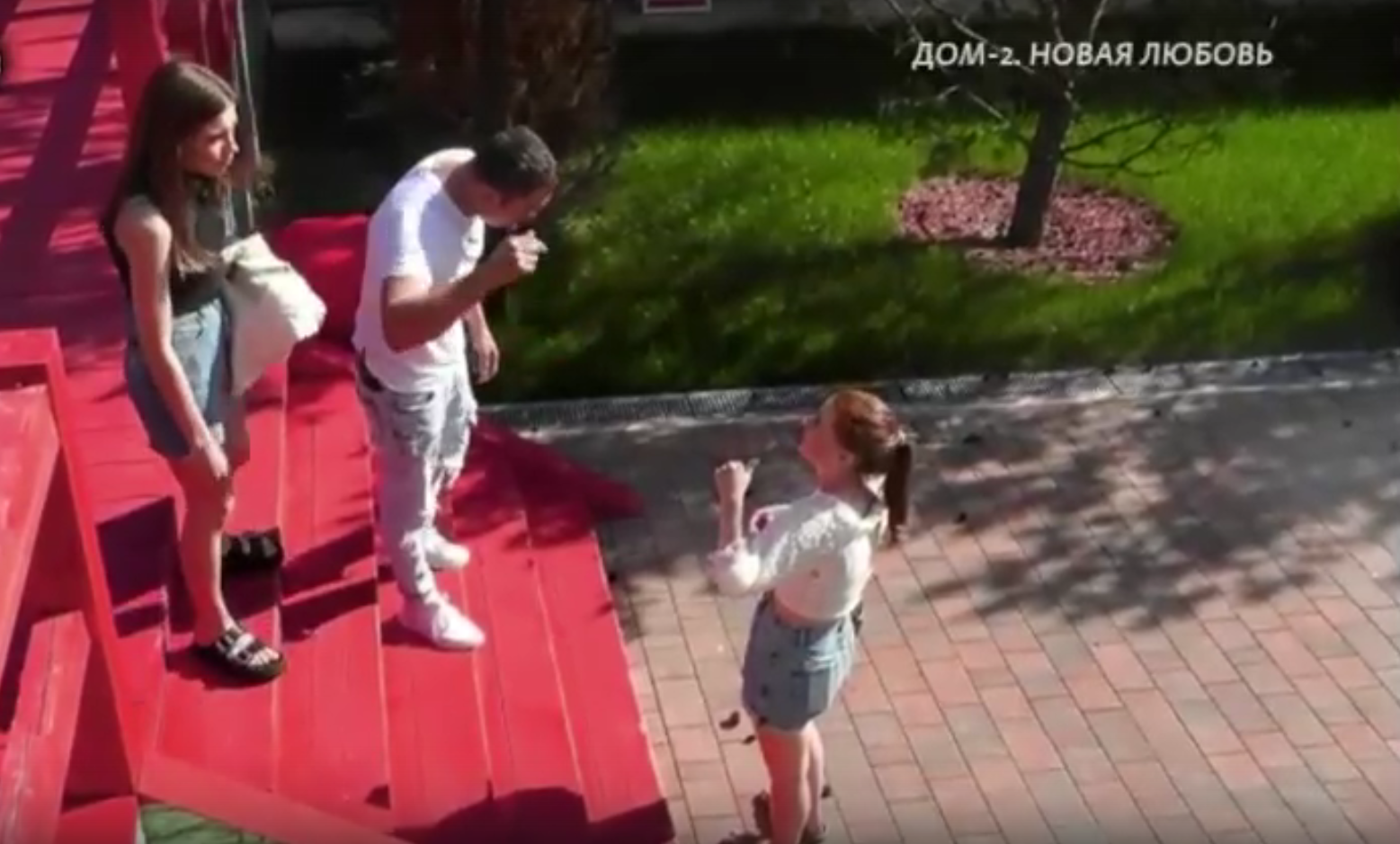 Александр Гобозов разбрасывает вещи участниц дома 2 по Поляне