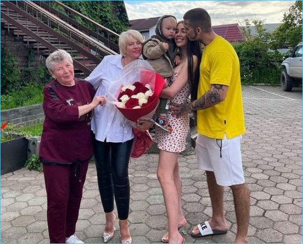 Маму Татьяну Владимировну поздравили с днем рождения дочки Рапунцели