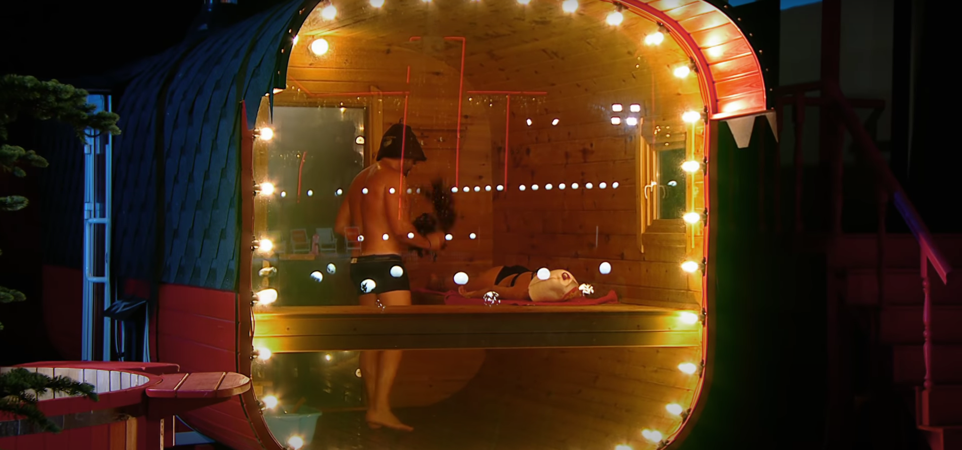 Алексей Адеев начал знакомство с новой участницей с бани