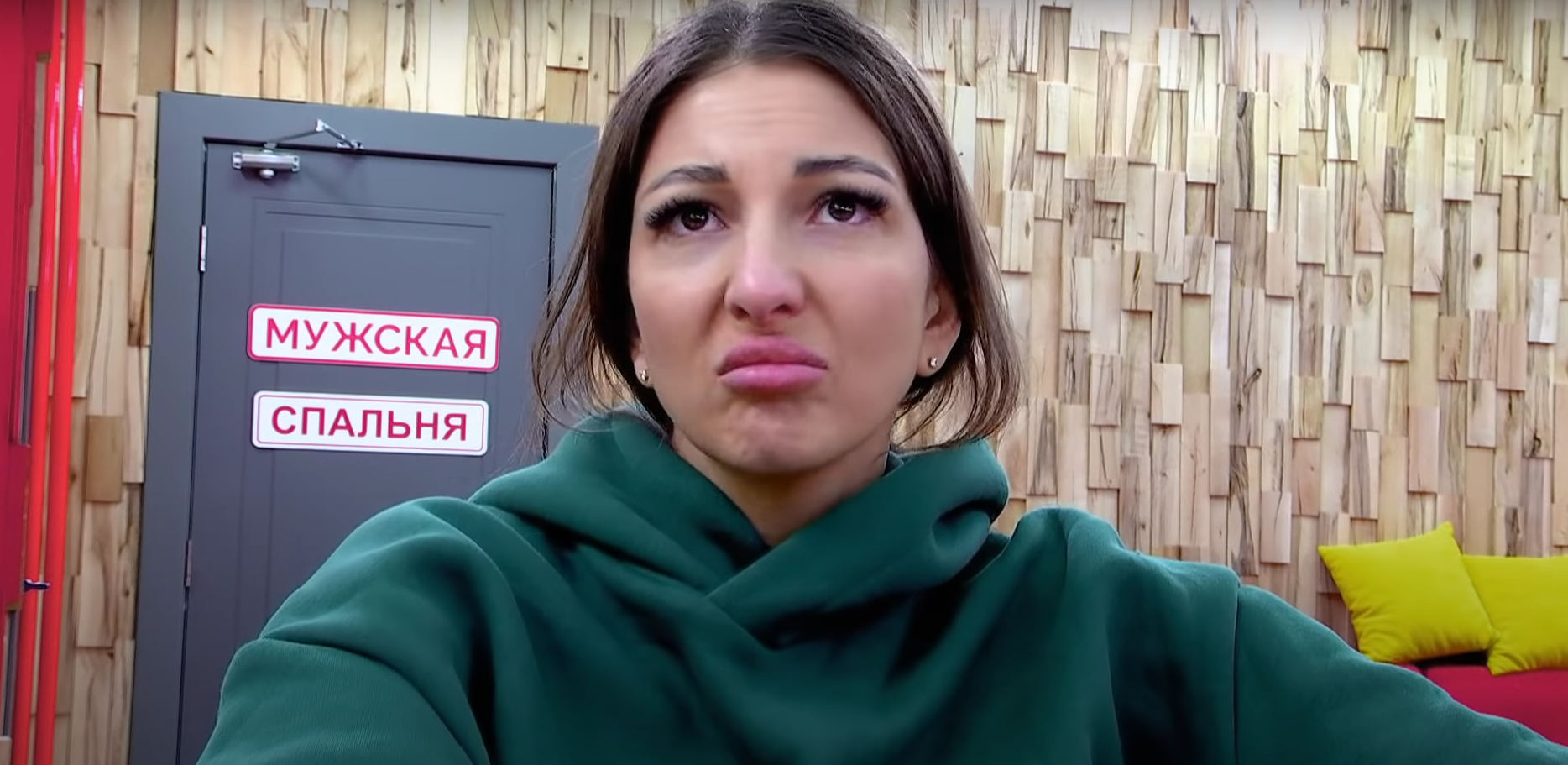 Яна Захарова выбирает клинику, чтобы увеличить бюст