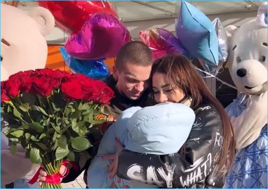 Алена Савкина не ожидала такой радостной встрече с семьей при выписке из роддома
