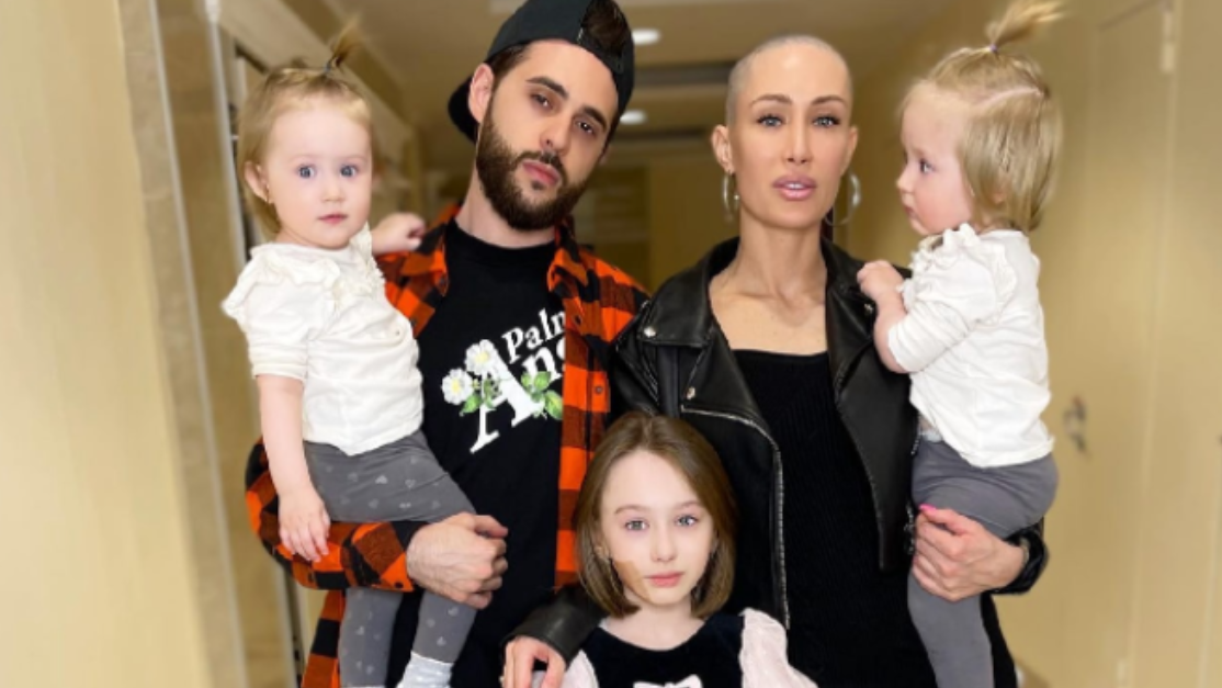 Алёна Ашмарина побрилась наголо в поддержку страдающей от комплексов дочери