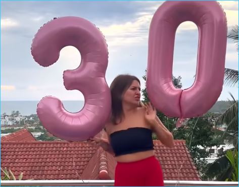 Майя Донцова в своей «новой версии» празднует свое 30-летие в Таиланде