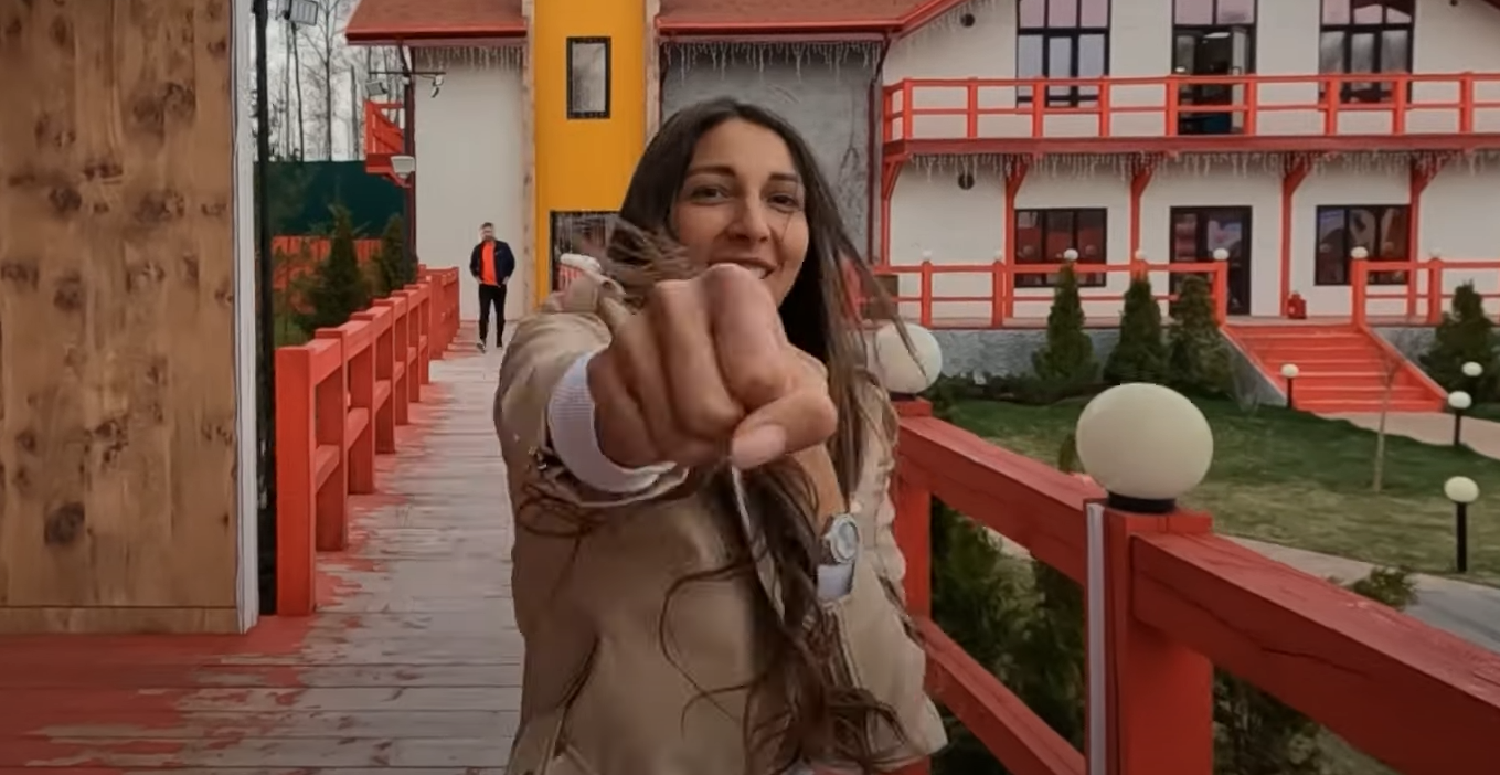 "Сумасшедшая надо мной издевается" - Михаил Козлов прокомментировал отношения с Захаровой