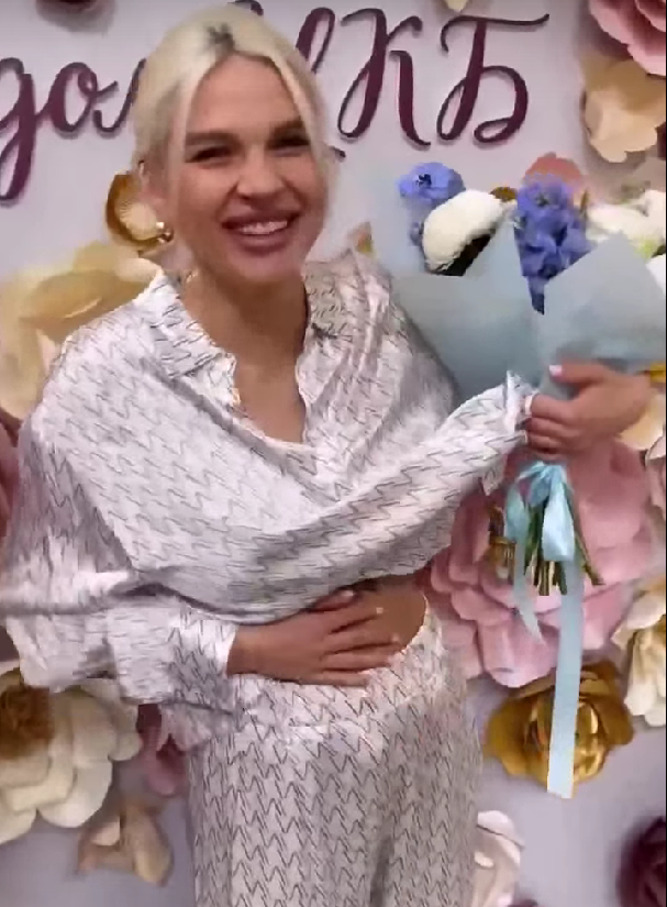Аниту Кобелеву в пижаме выписали с сыном из роддома