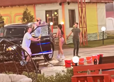 Юлия Белая в крошечном бикини помыла машину Салибекова