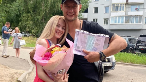 Участник дома 2 Александр Задойнов поздравил дочь Анастасию с получением аттестата
