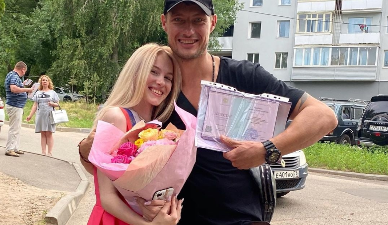 Александр Задойнов поздравил дочь Анастасию с получением аттестата