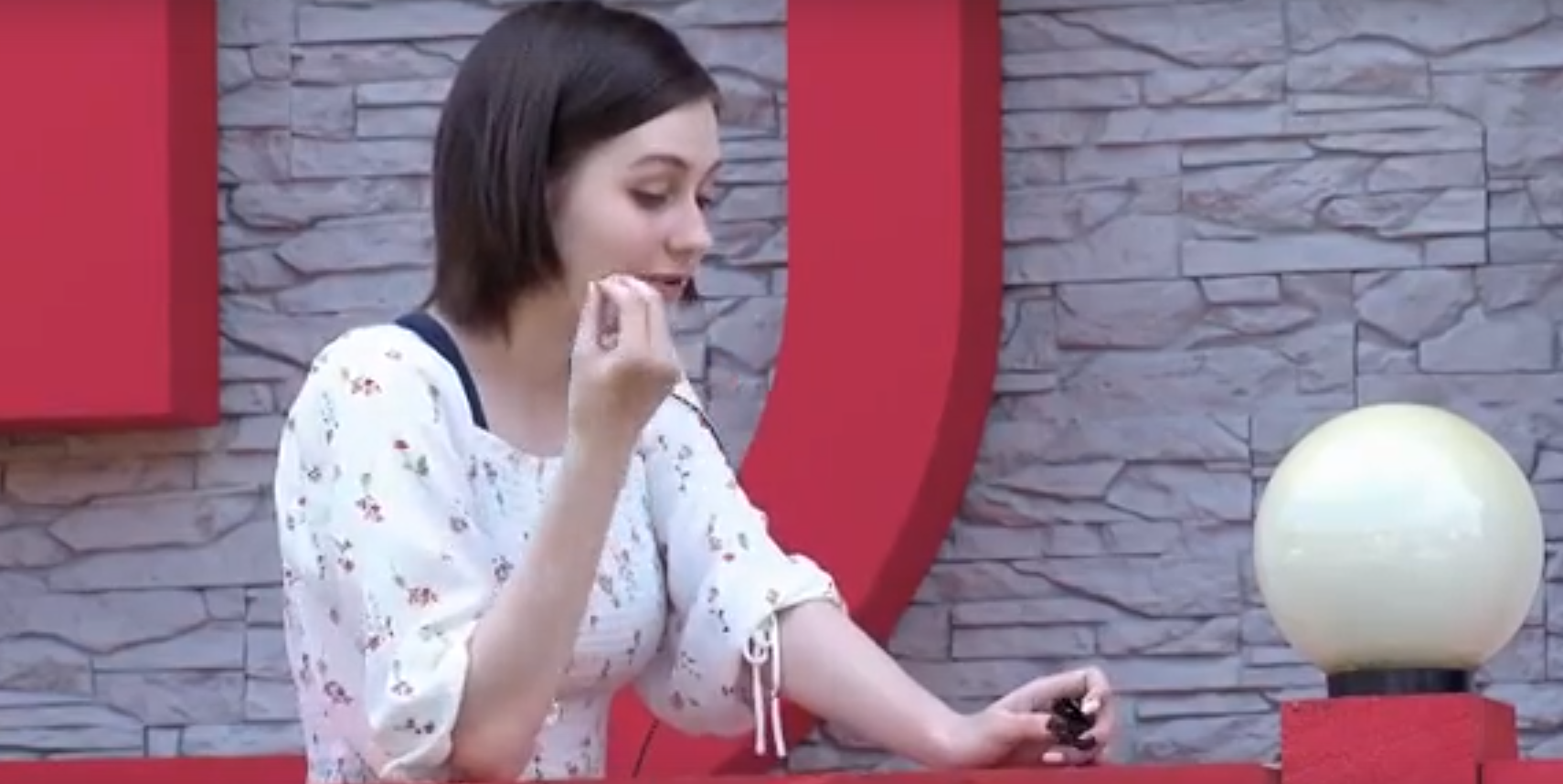 Анну Гейн преследует на Поляне Дома 2 Влад Дубровский