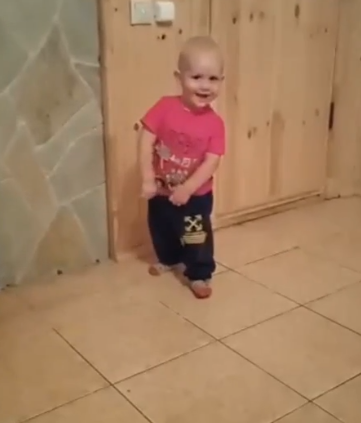 Клавдия Безверхова радуется первым шагам подросшего сына