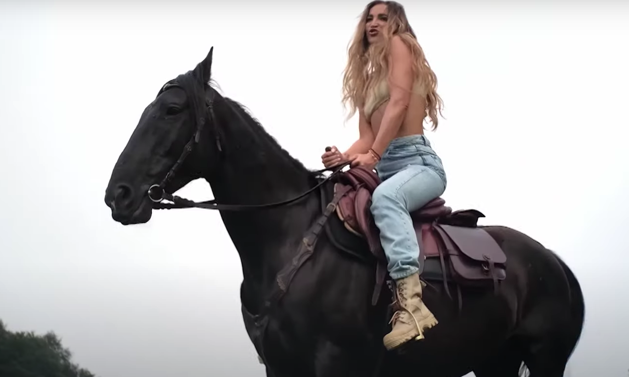 Жители Воронежа планируют поставить памятник Ольге Бузовой