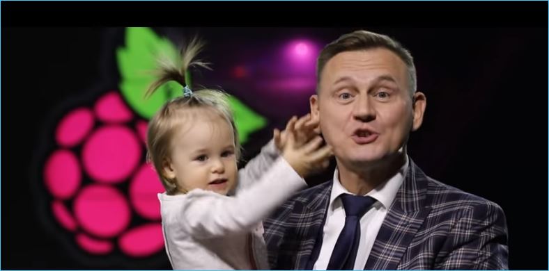Ангелина Монах радуется празднику, который ей подарил Меньщиков на день рождения