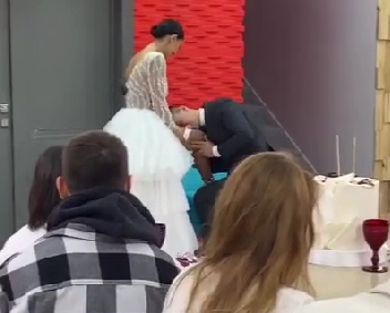 Опенченко достался "букет невесты" на рекламной акции Барзикова и Бухынбалтэ